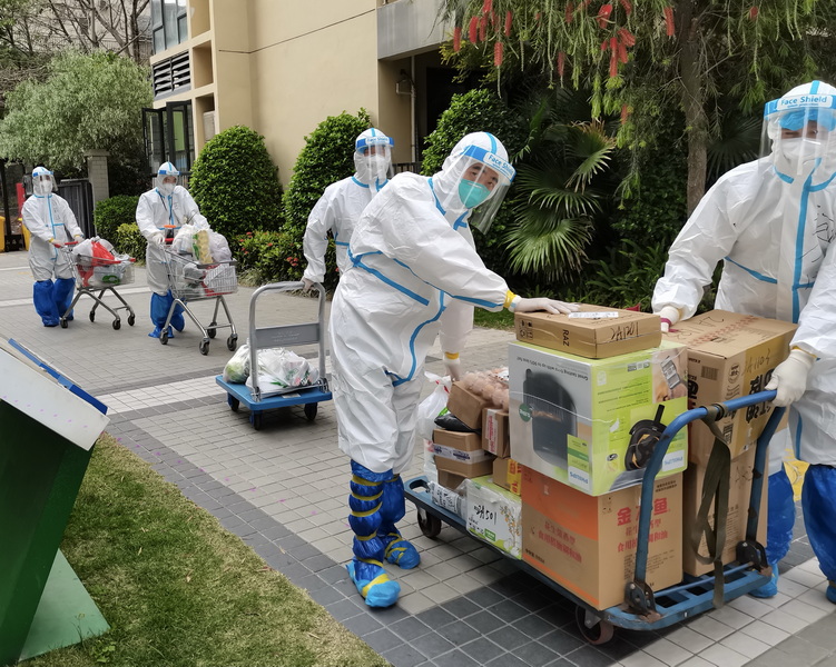 赤湾物业为住户运送物资_调整大小.jpg