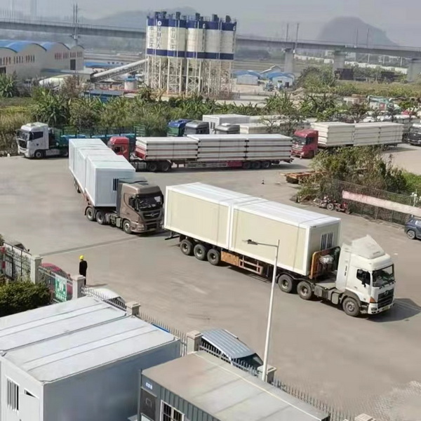 1647676726122992.jpg 满载雅致集成房屋援建产品的货柜车启运_调整大小.jpg